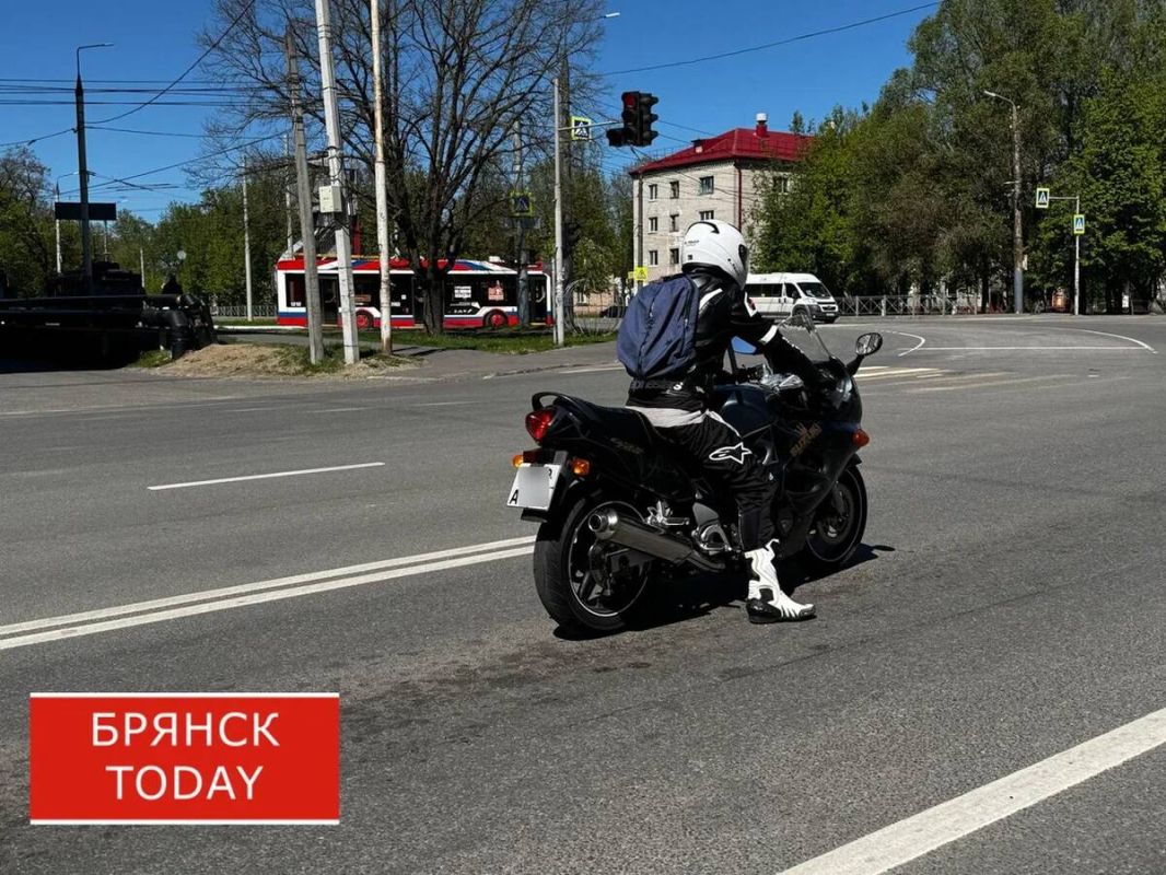 В Брянске мотоциклист влетел в упавшую после ДТП опору и попал в больницу