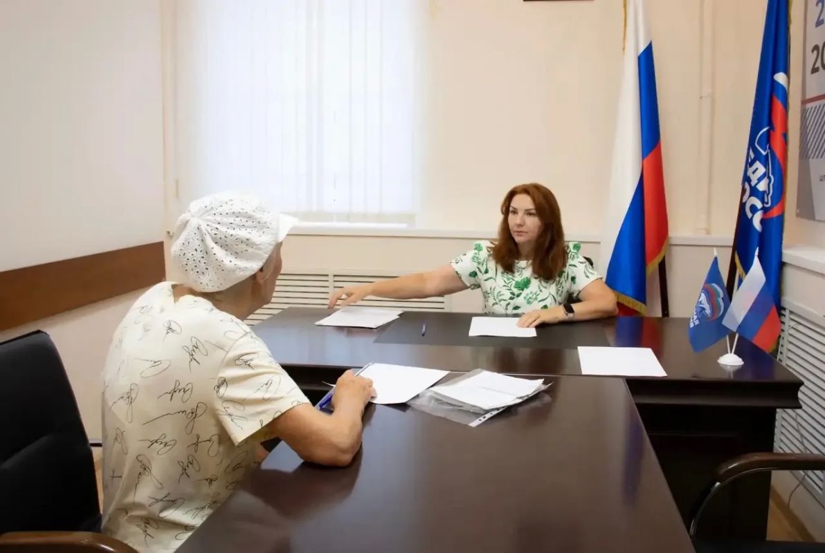 В Региональной общественной приемной Председателя партии «Единая Россия» Д.А. Медведева в Брянской области депутат Брянской областной Думы Галина Солодун провела прием граждан