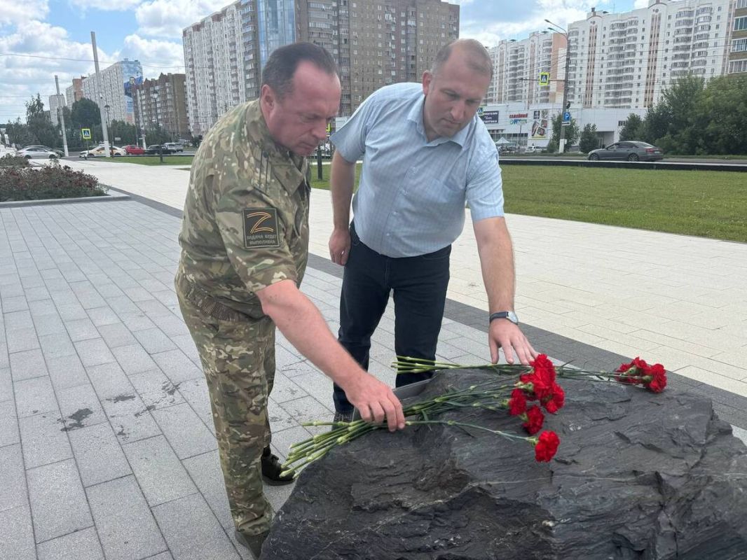 Антошин почтил в Курске память героев, спасавших жителей приграничья