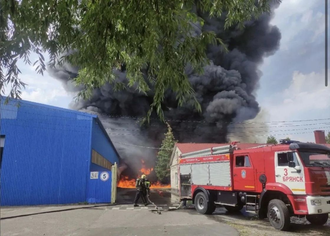 В Брянске из-за пожара на складе ограничили движение транспорта
