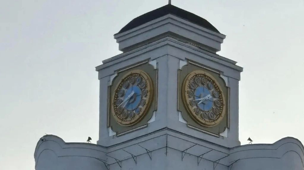 Знаменитые часы на площади Партизан в Брянске заметно преобразились