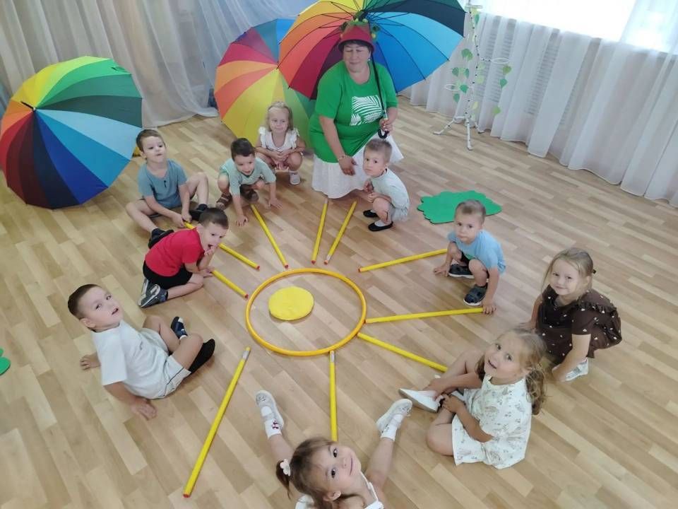 6 августа 2026 года в МБДОУ - детский сад №2 "Соловушка" для воспитанников 2 младшей группы прошло яркое и запоминающееся развлечение «Волшебный зонтик»