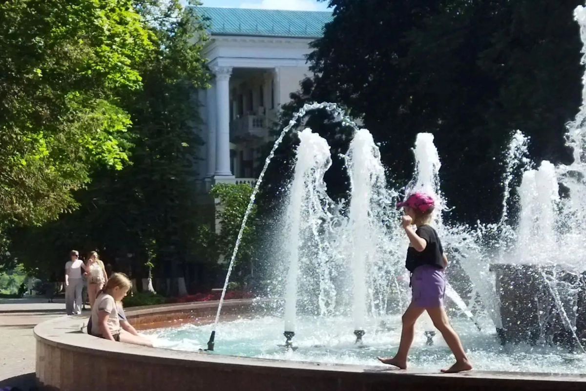 Брянским детям и их родителям напомнили о запрете купаться в фонтанах