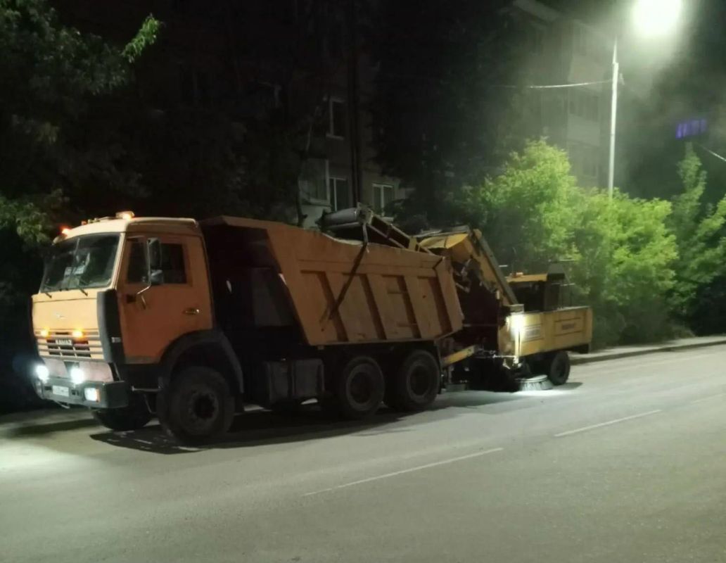Брянске продолжают уборку улиц: техника работает и ночью