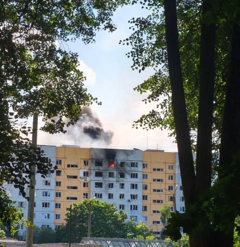 На фото — жилой дом в Брянске, по которому прилетела украинская ракета