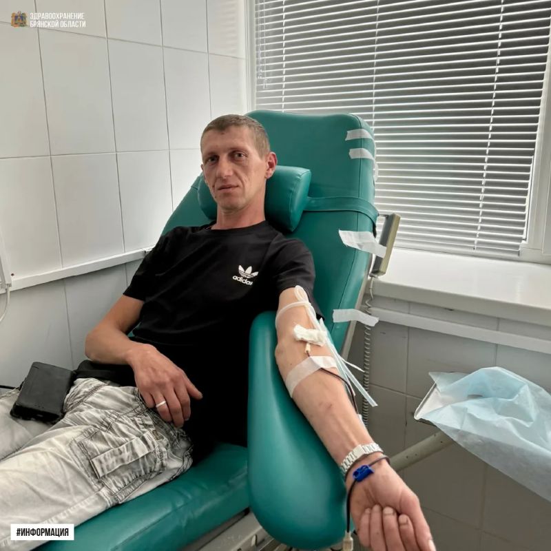 Отец и сын сдали кровь в Брянской областной станции переливания крови
