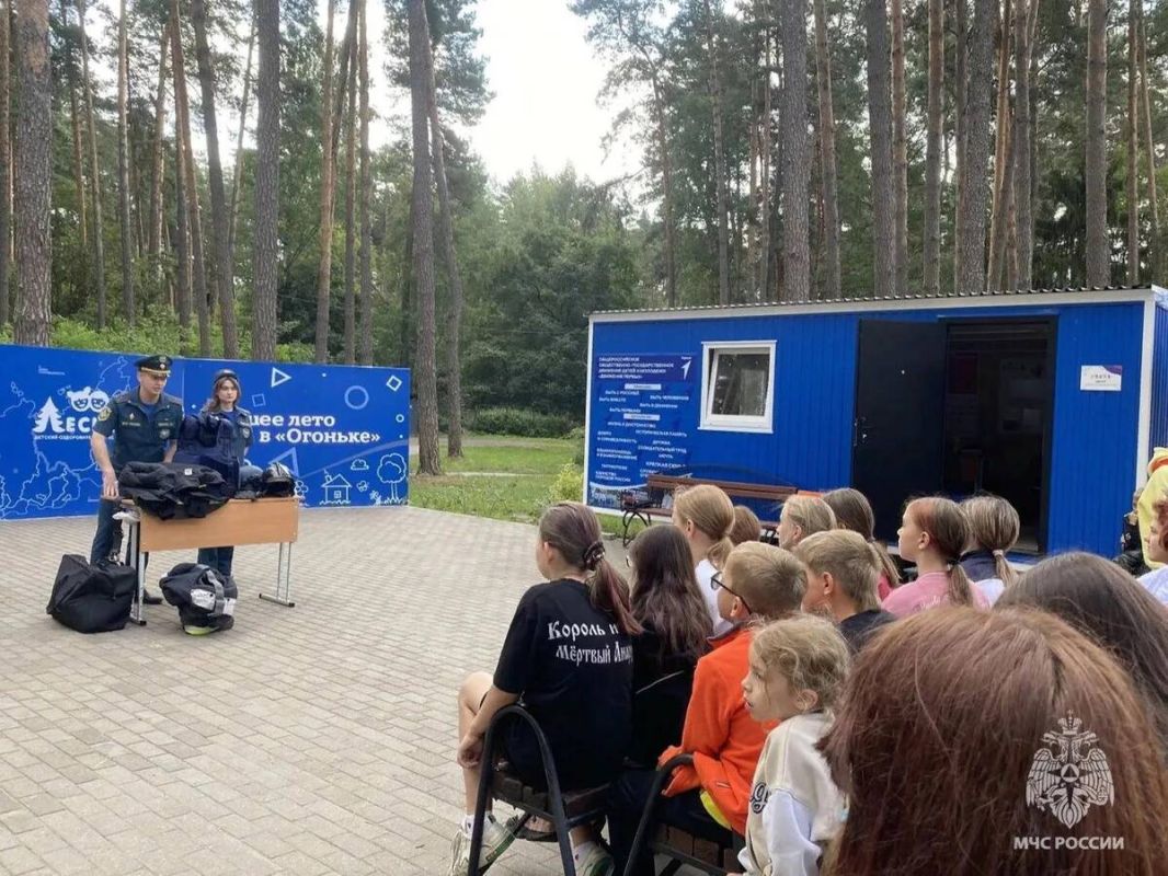 В брянских детских лагерях «Ёлочка» и «Огонёк» прошли уроки пожарной безопасности