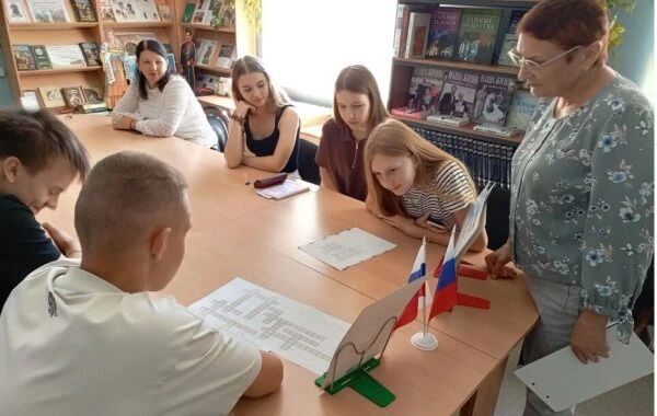 В преддверии Дня Российского флага в Межпоселенческой Гордеевской центральной библиотеке состоялось мероприятие, направленное на интеллектуальное и познавательное развитие учащихся