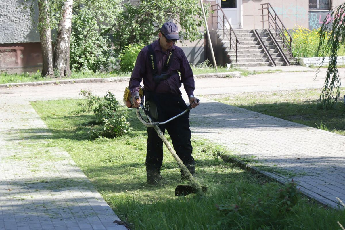 Дорожники выкашивают траву в скверах и на улицах