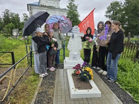 В преддверии Дня Государственного флага Российской Федерации наша команда провела мероприятие «Мир, благородство», посвящённое благоустройству памятных мест