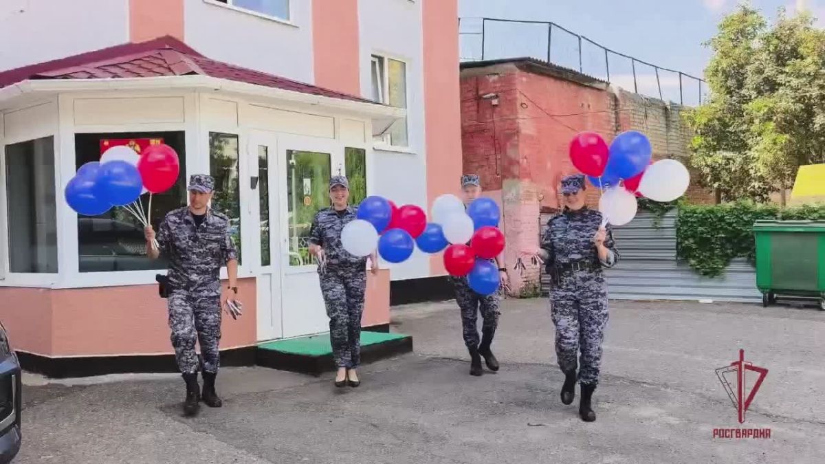 В Брянске росгвардейцы провели патриотическую акцию, посвященную Дню Государственного флага
