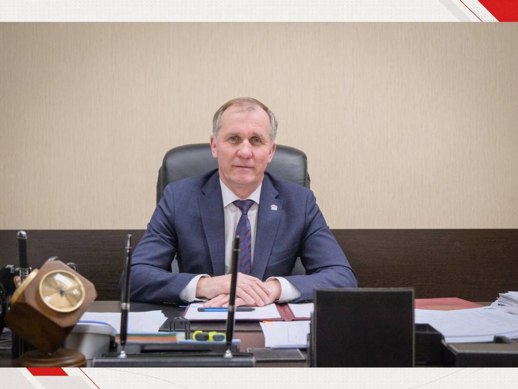 Макаров поздравил брянцев с Днём Государственного флага