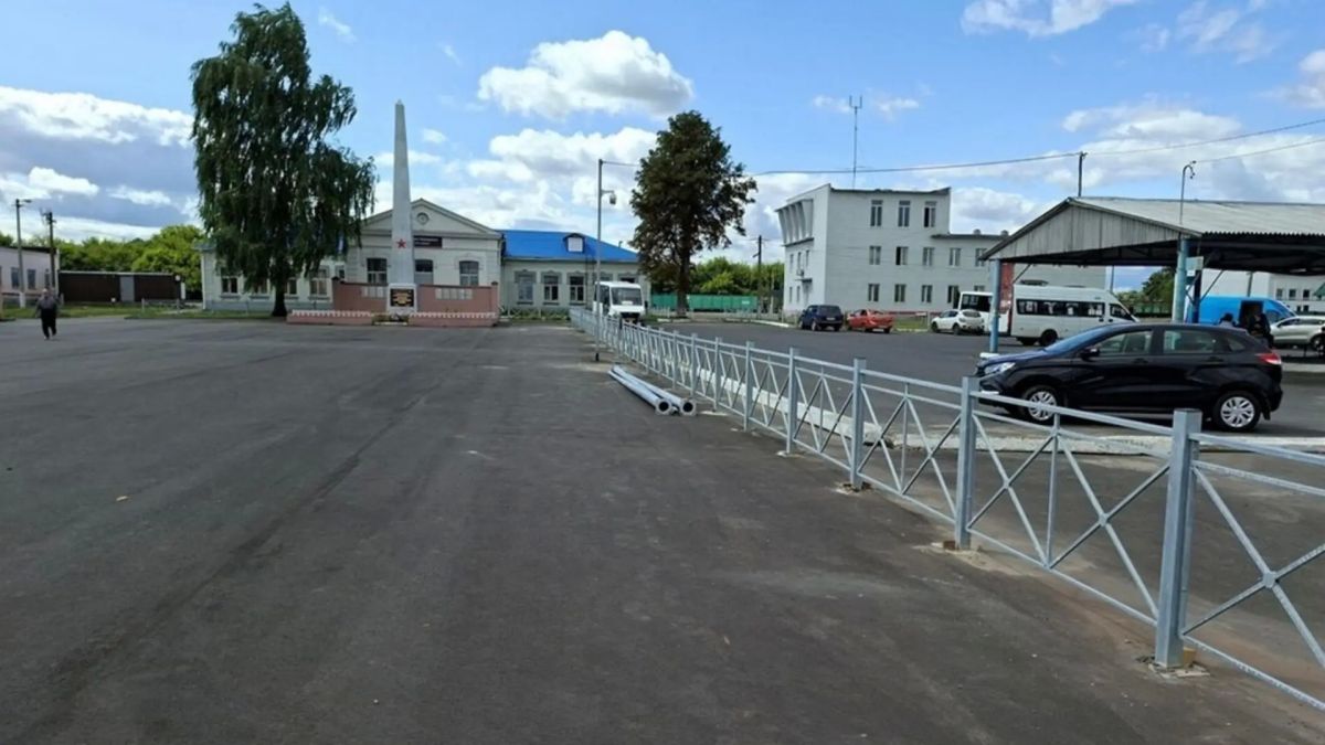 В брянском поселке Комаричи обновляют привокзальную площадь