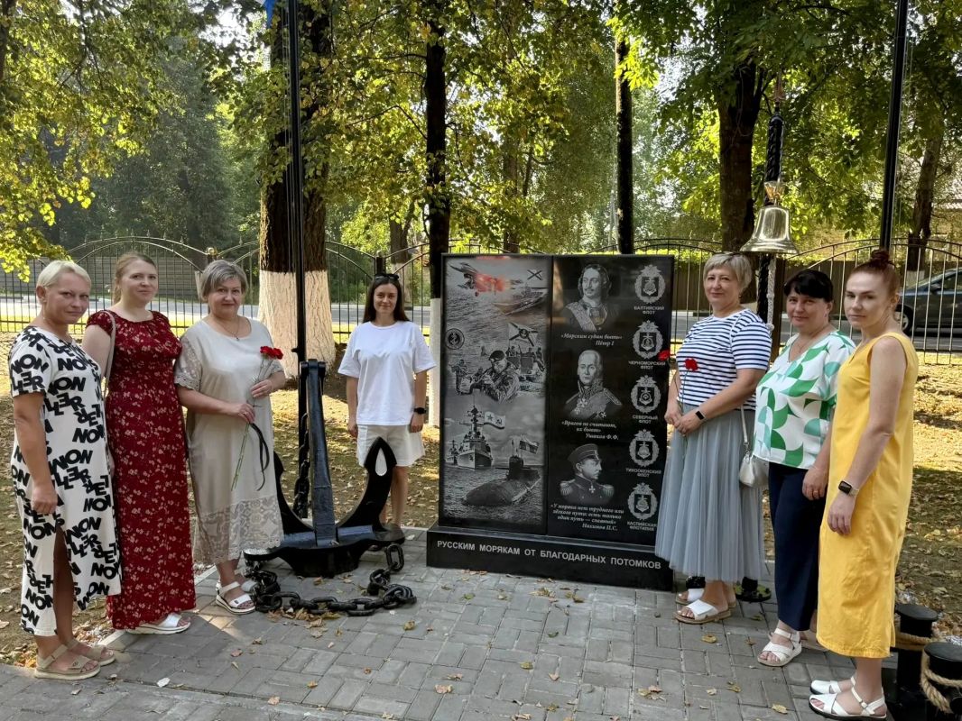 Сотрудники ГБУ КЦСОН Унечского района поддерживают благородную традицию, отдавая дань уважения тем, кто стоял на страже Родины