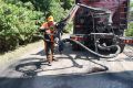 Дорожники убирают ямы на дорогах