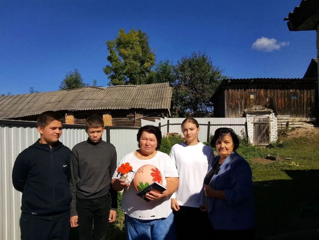 Учащиеся Утынского филиала провели акцию "Частичка тепла" в поддержку семей участников СВО и поздравили их с Днем освобождения Брянщины