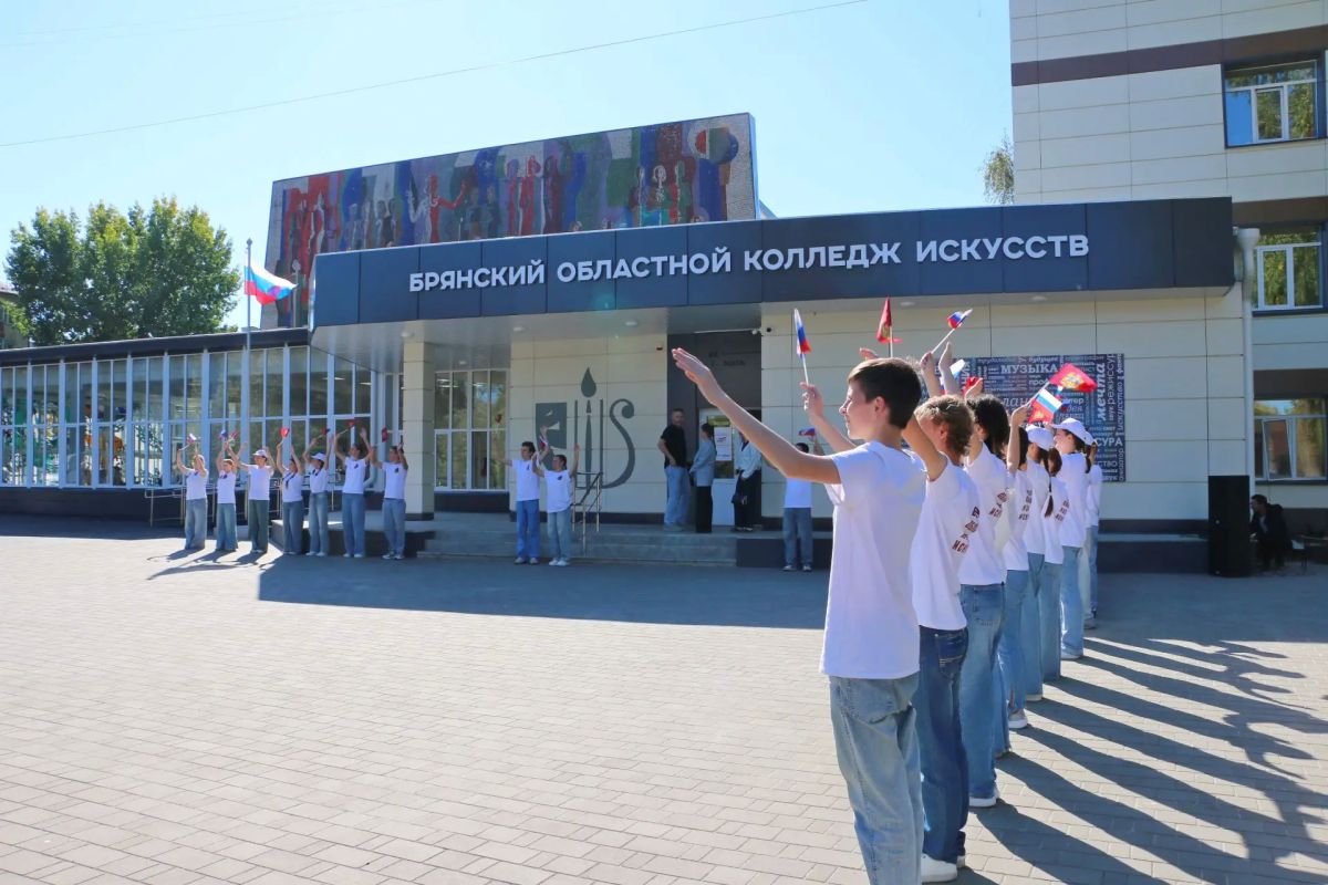 Руководители региона открыли после капитального ремонта отделение изобразительного искусства Брянского областного колледжа искусств!