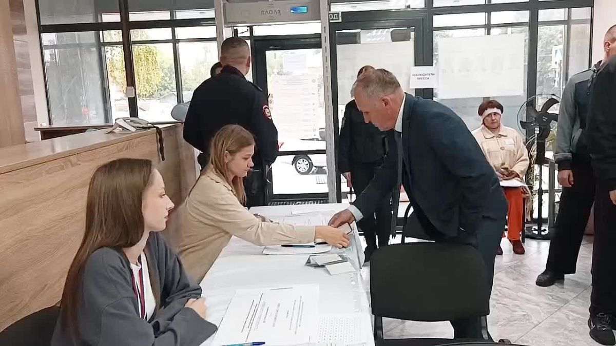 Александр Макаров проголосовал на своём участке
