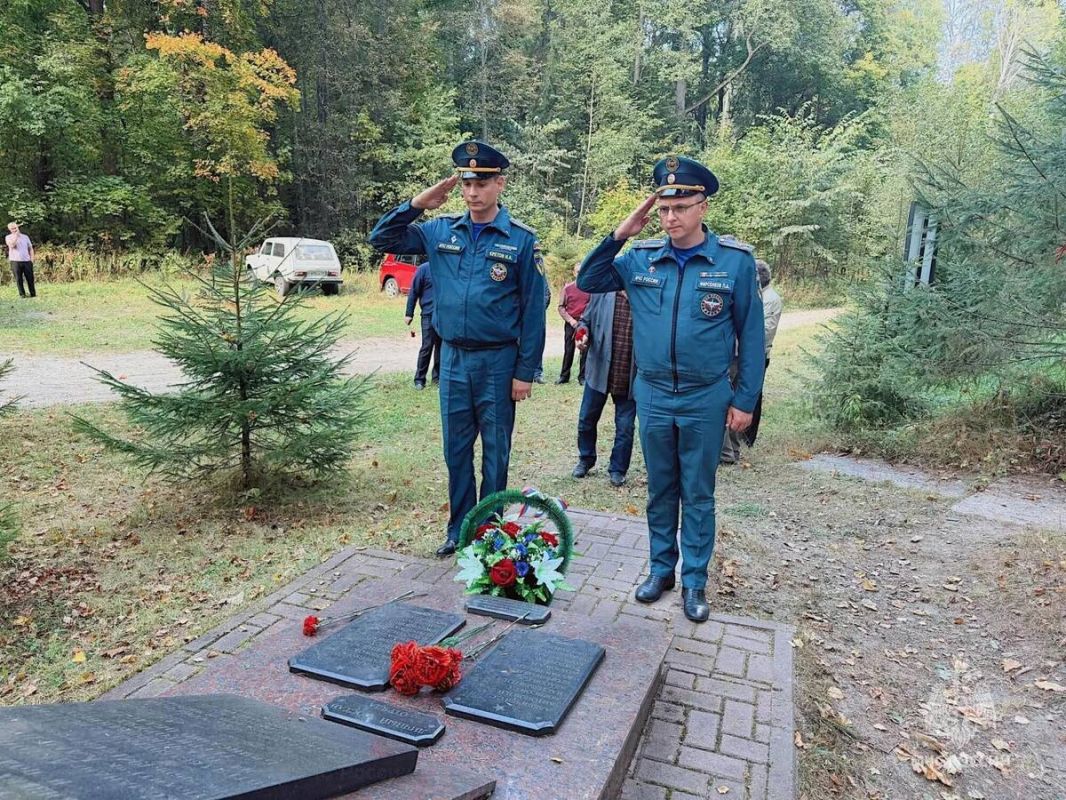 Брянские спасатели почтили память пожарных-партизан