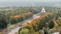 Верхушки деревьев на кургане уже успели окраситься в осенние цвета