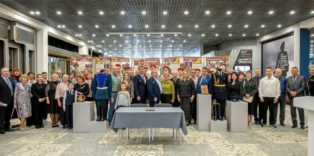 Президентский полк передал Брянскому музею парадные мундиры и реликвии