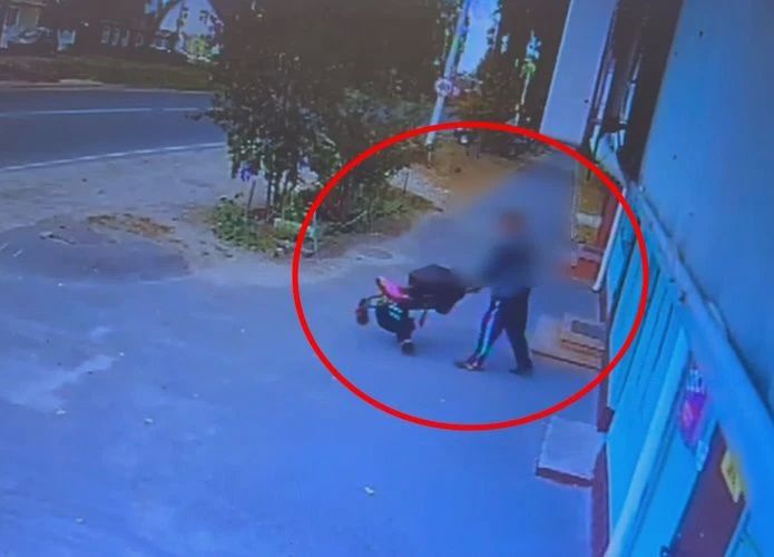 В Брянске сотрудники полиции оперативно раскрыли кражу детской коляски