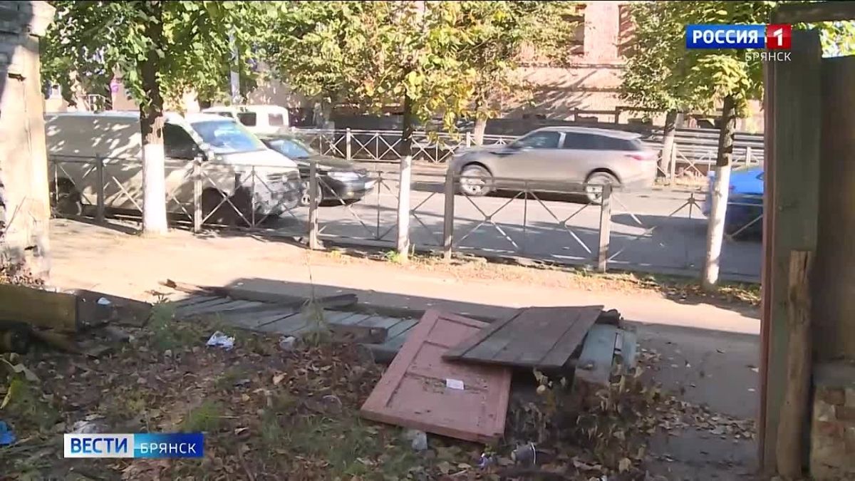 Дома-призраки и ямы на дороге: центр Брянска нуждается в благоустройстве