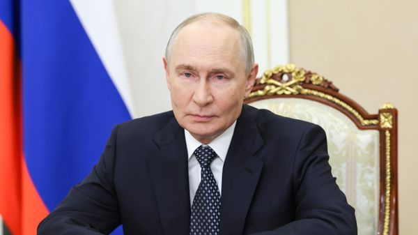 "Мы перед ними в долгу": Путин поручил оказать помощь жителям приграничья