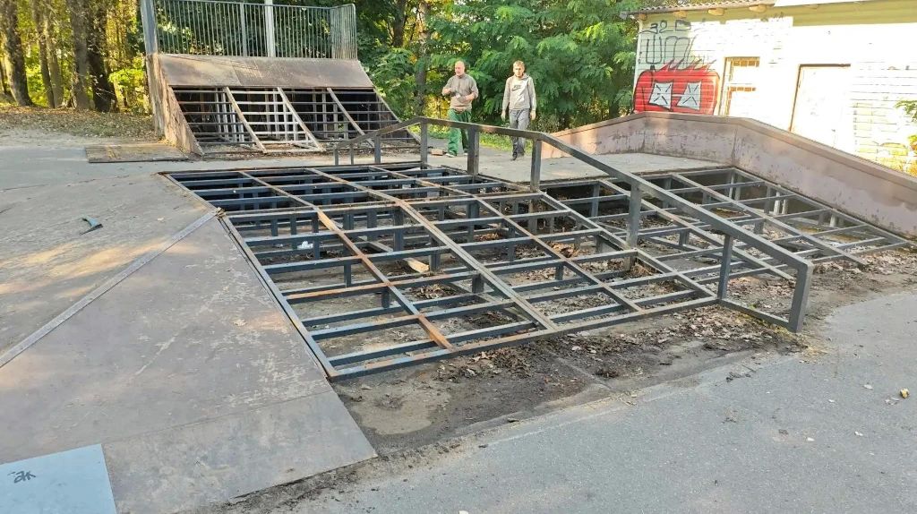 В Брянске на Кургане начали обновлять скейт-парк