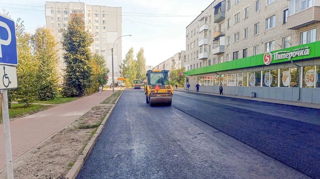 На улице Котовского в Брянске уложили верхний слой асфальта