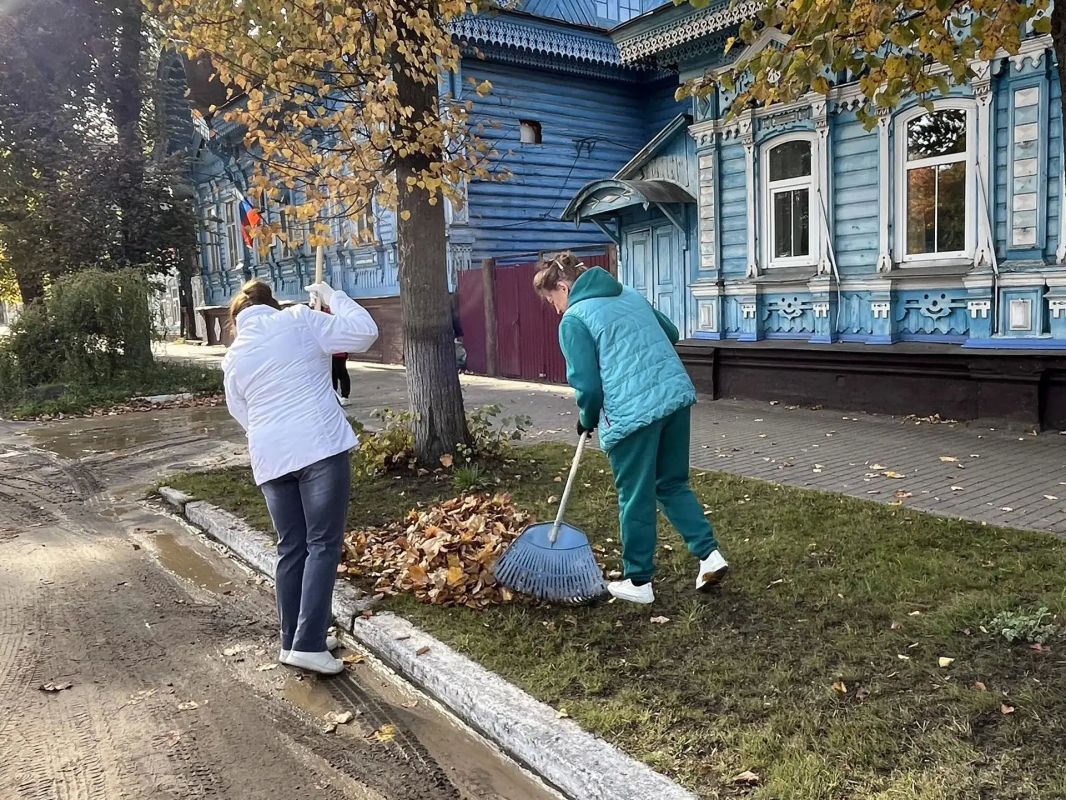 Сегодня был субботник. Осень уверенно вступила в свои права — на улицах города уже лежат жёлтые опавшие листья и сухие ветки