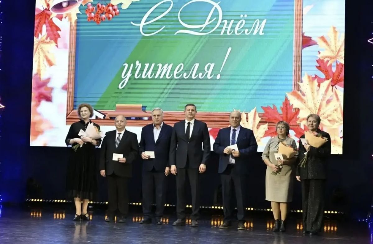 18 тысяч педагогов Брянской области сегодня принимают поздравления