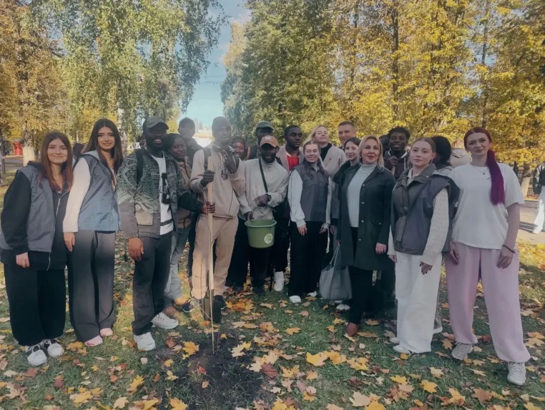 В Майском парке при поддержке управления молодёжной политики Брянской области высадили новые деревья в рамках Всероссийской акции «Сохраним лес»