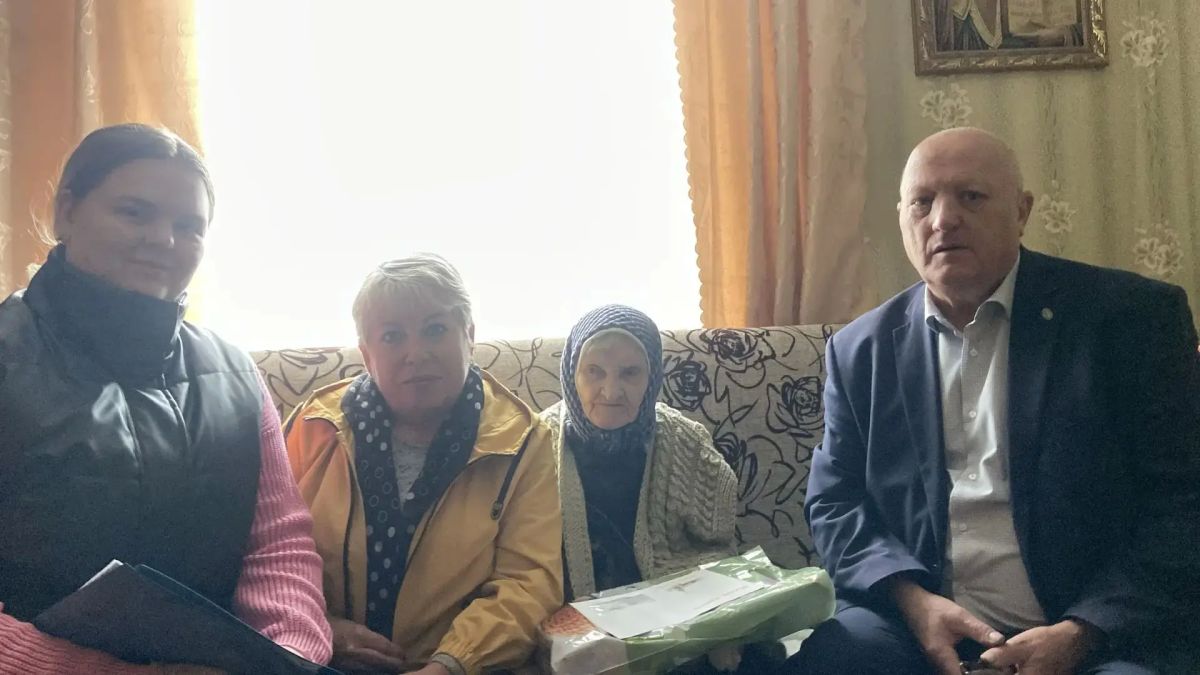 9 октября Совет ветеранов Унечского района совместно с Центром социального обслуживания посетили и поздравили Ветерана ВОВ Буренок Ефросинью Ванифатовну с 97-летием со дня рождения