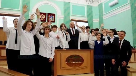 Брянские школьники посетили областную Думу в рамках проекта "Больше, чем путешествие"