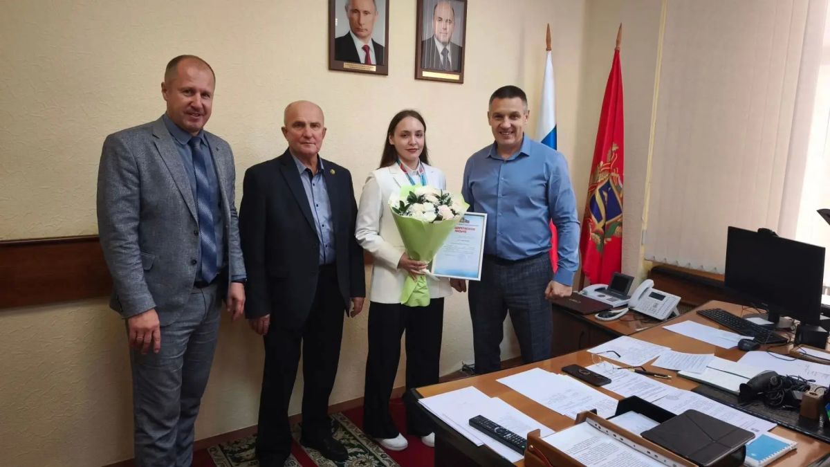 Врио заместителя Губернатора Брянской области Андрей Анатольевич Фроленков и директор департамента физической культуры и спорта Брянской области Максим Владимирович Рудин, встретились с выдающейся спортсменкой по гиревому...