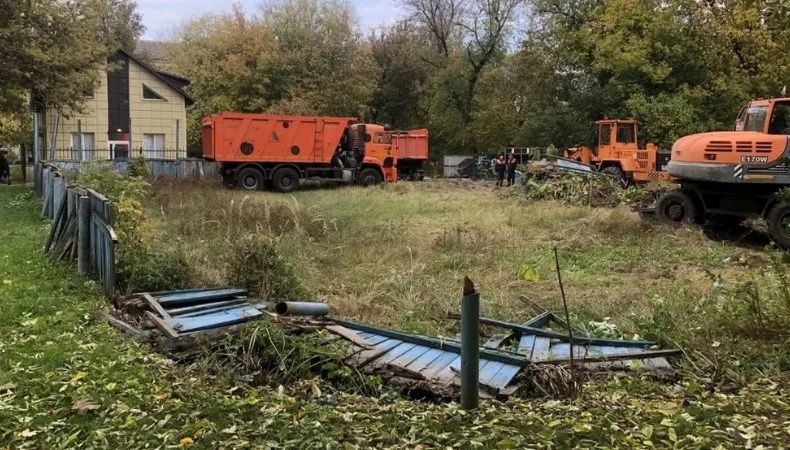 В центре Брянска демонтировали опасный и заросший травой корт