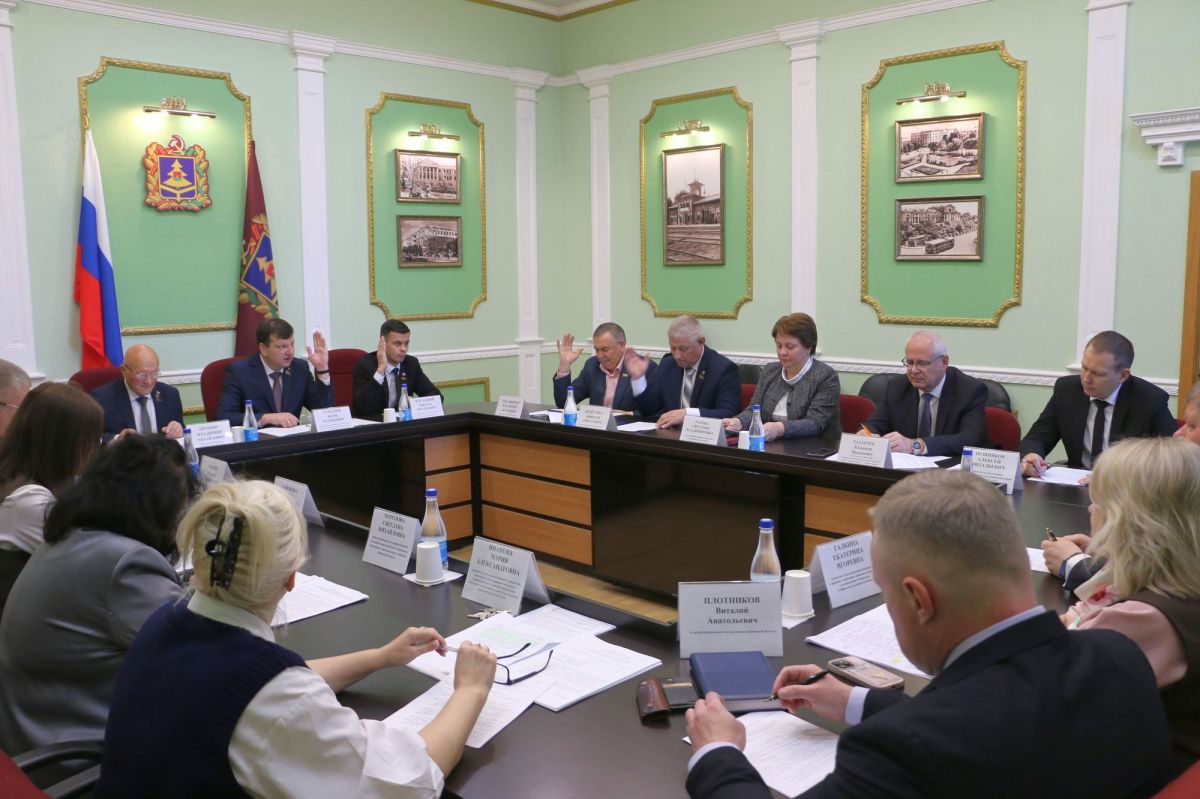 Депутаты обсудили готовность объектов ЖКХ и дорожного хозяйства к зимнему сезону