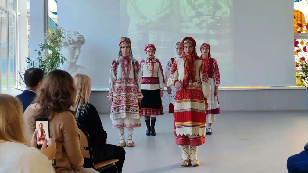 «Дефиле традиционных брянских костюмов» показали в областном колледже искусств