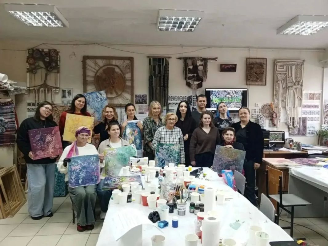 20 октября 2026 года Дербуш Наталья Викторовна, преподаватель МБУДО «Брянская детская художественная школа» провела областной мастер мастер-класс по декоративно-прикладному искусству «Роспись по ткани в технике горячий батик»