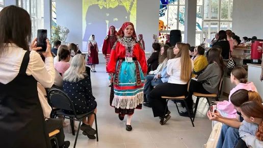 В Брянском колледже искусств прошел показ традиционных костюмов