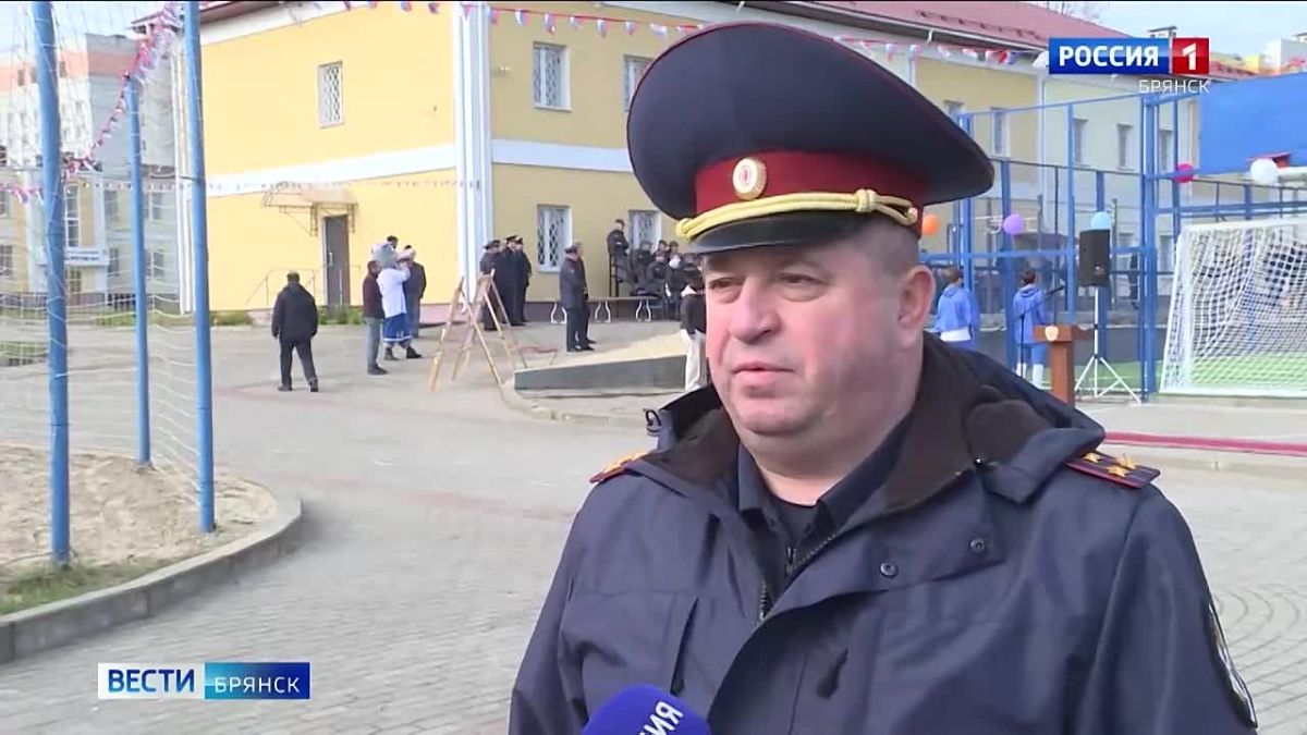 Товарищеский матч и новые возможности: в Брянской колонии открылась футбольная площадка