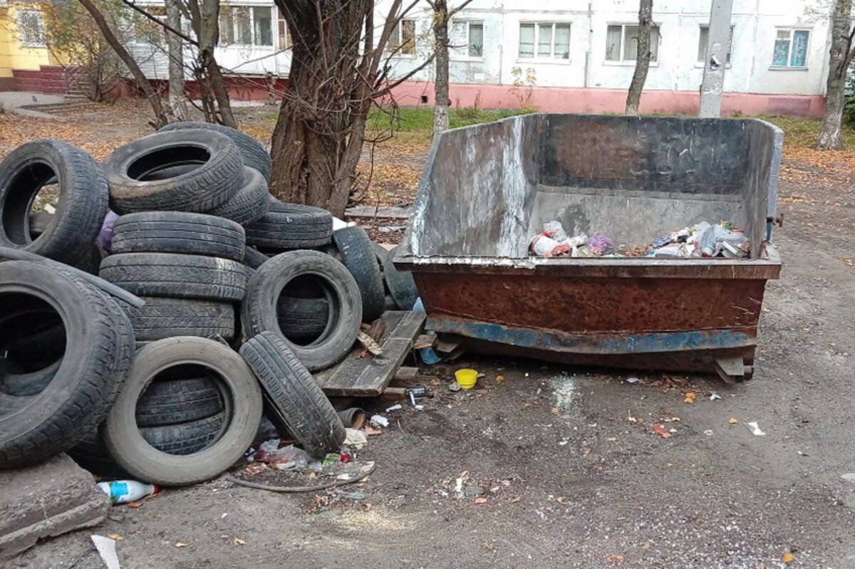 В Фокинском районе Брянска контейнерную площадку завалили шинами