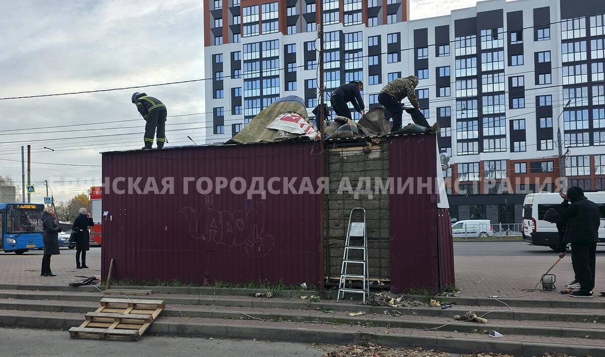 У областной больницы демонтировали незаконный ларёк с шаурмой